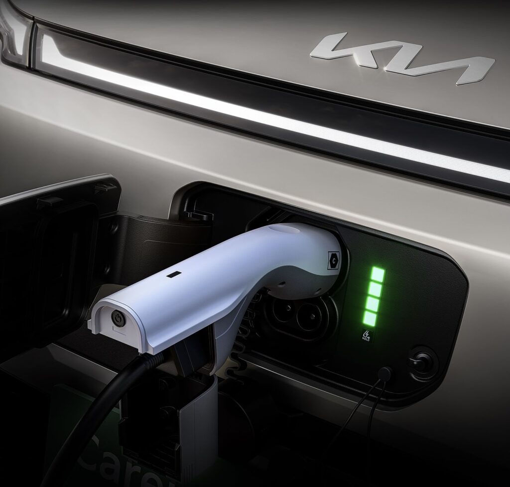 “Kia इलेक्ट्रिक कार के चार्जिंग पोर्ट में लगे चार्जर और चार्जिंग इंडिकेटर लाइट्स की क्लोज़-अप तस्वीर।”
जुलाई 2025 इलेक्ट्रिक कार लॉन्च