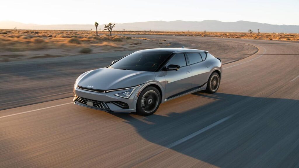 Kia EV6 electric crossover side view on the road भारत की सबसे ज्यादा रेंज वाली इलेक्ट्रिक कार 2026