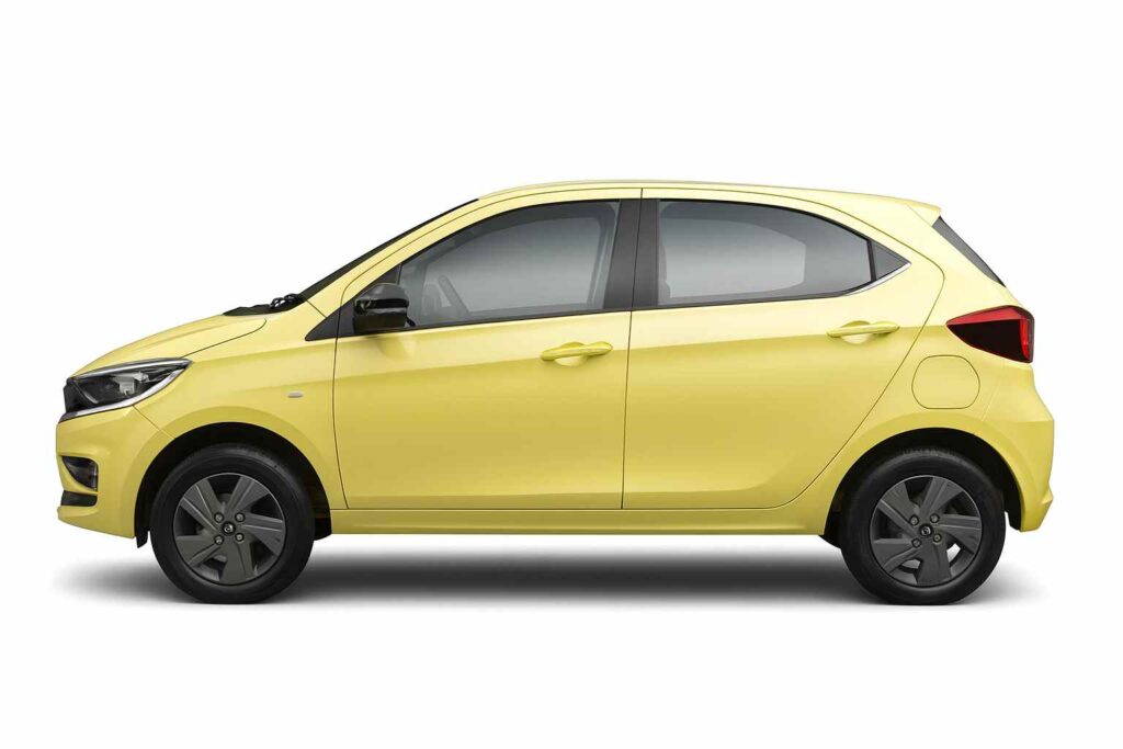 2025 में Tata Tiago EV - येलो कलर वेरिएंट 