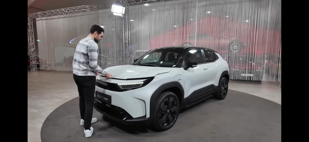 Toyota Urban Cruiser EV का फ्रंट लुक दिख रहा है – मॉडर्न और फ़ीचरिस्टिक डिजाइन 