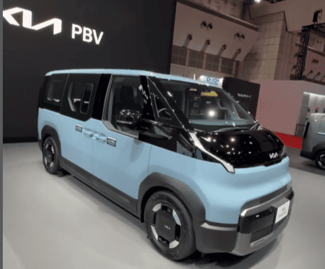 Kia PV5 - 2027 की मॉड्यूलर इलेक्ट्रिक वैन है, जो फ्लीट और लॉजिस्टिक्स के लिए डिजाइन की गई है। EV Future 2027