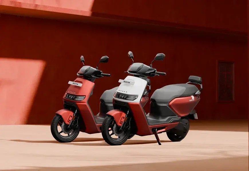लाल और सफेद रंग में Ather Rizta Electric Scooter के दो वेरिएंट, आधुनिक डिजाइन और फैमिली उपयोग के लिए इलेक्ट्रिक स्कूटर