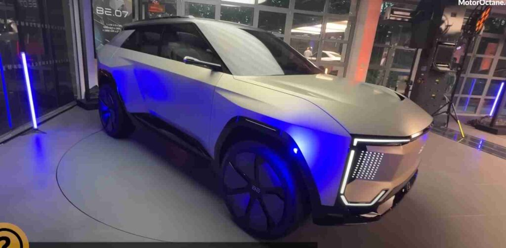 Mahindra की Born Electric सीरीज़ में BE.07 सबसे ज़्यादा चर्चा में हैं। INGLO प्लेटफॉर्म पर बनी यह EV भविष्य की सुरक्षा तकनीक और बड़े डिजिटल इंटीरियर के साथ आने वाली हैं।  2026 में लॉन्च होने वाली इलेक्ट्रिक कारें कीमत