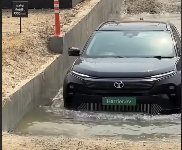 इसमें बड़ी बैटरी पैक मिलने की उम्मीद हैं (60–70 के करीब), जोकि 400 से 500 KM की रियाल-ड्राइव रेंज मिलेगा। और fast charging सपोर्ट मिलता हैं जी की (20 से 80% सिर्फ 35 से 40 मिनट में हो सकता हैं। 2026 में लॉन्च होने वाली इलेक्ट्रिक कारें कीमत