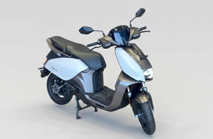 Hero Vida V2 इलेक्ट्रिक स्कूटर - हटाने योग्य (Removable) बैटरी की सुविधा दिखाते हुए